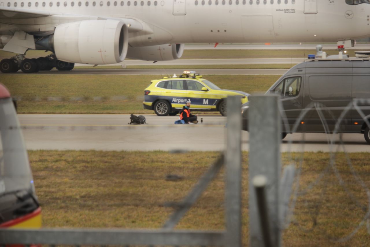 Klímaaktivisták akciózása megbénította a légi forgalmat a müncheni repülőtéren