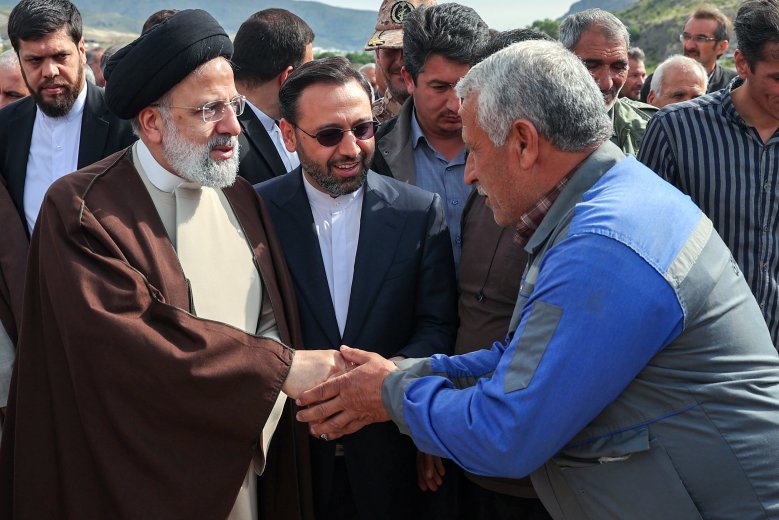 Országszerte imádkoznak az irániak a helikopterbalesetet szenvedett elnökükért