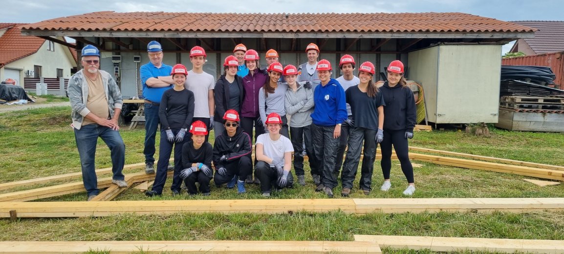 Svájci diákok segítettek partiumi rászorulóknak házat építeni