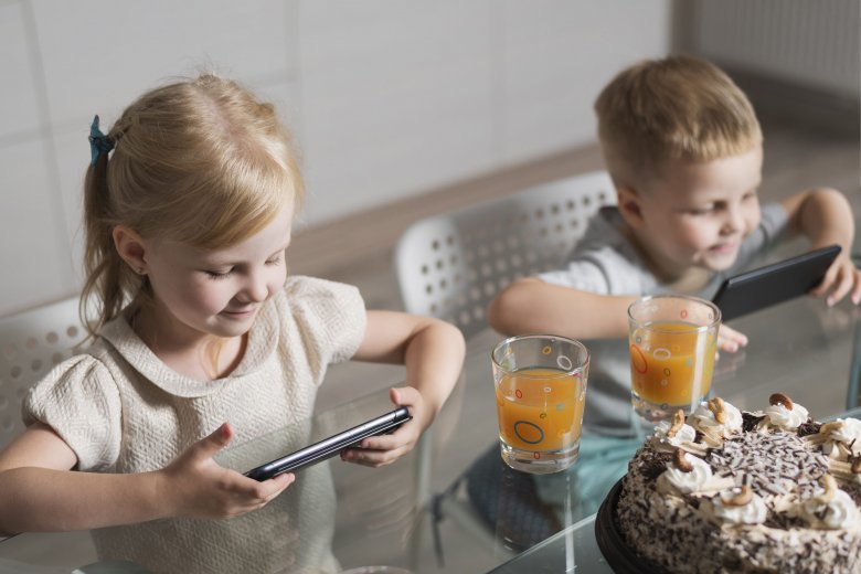 „Digitális cumi”: káros a kicsik idegrendszerére a képernyőhasználat, van, hogy csak telefon társaságában hajlandó enni a gyerek