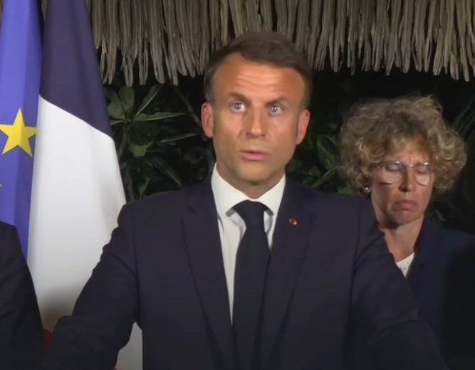 Emmanuel Macron francia elnök szerint a békepártiak tábora Ukrajna kapitulációját akarja