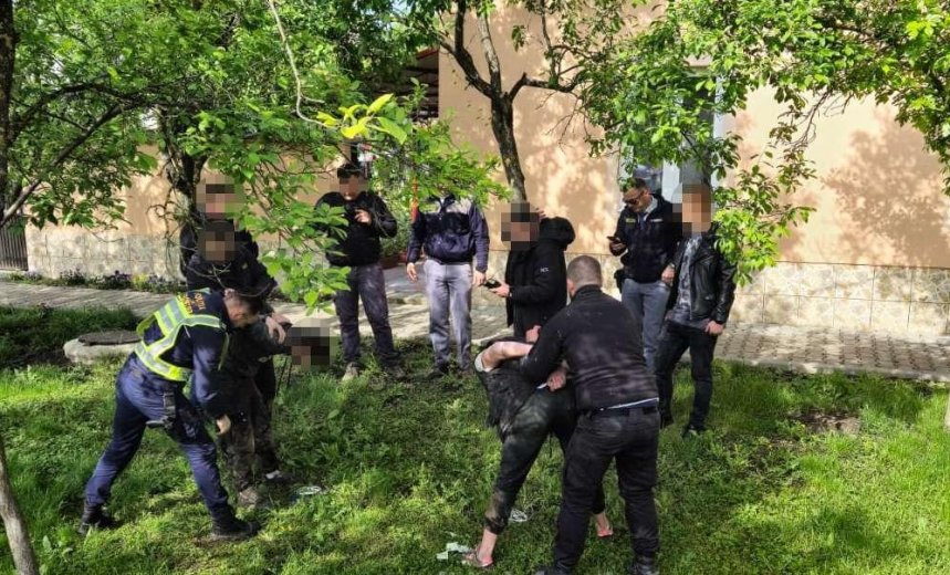 Padlásról állították elő az elbújt embercsempészeket a határrendőrök Arad megyében