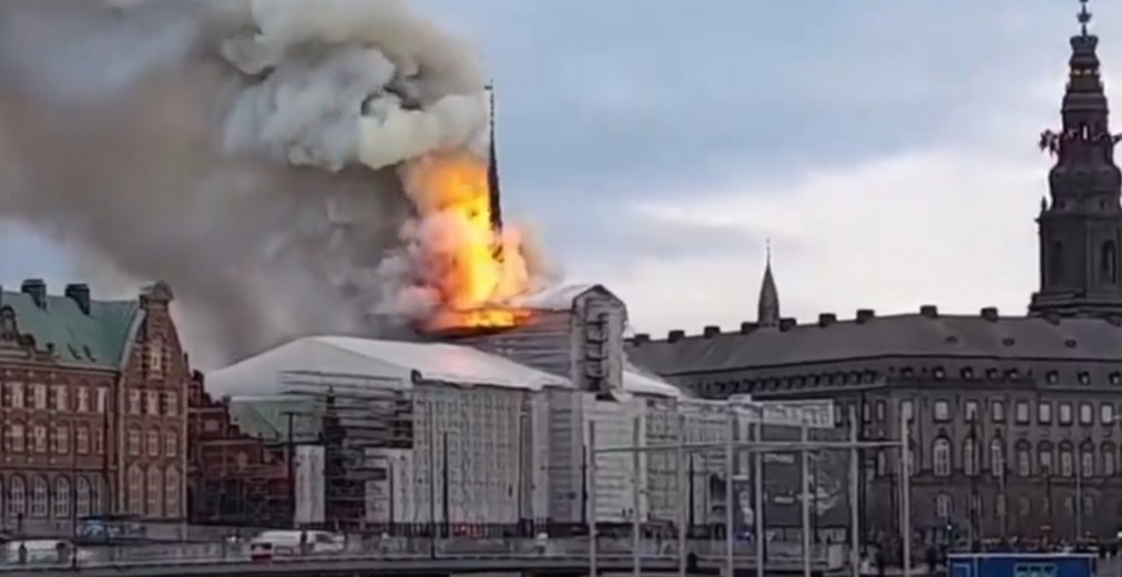 Hatalmas lángokkal ég egy 400 éves történelmi épület a dán fővárosban