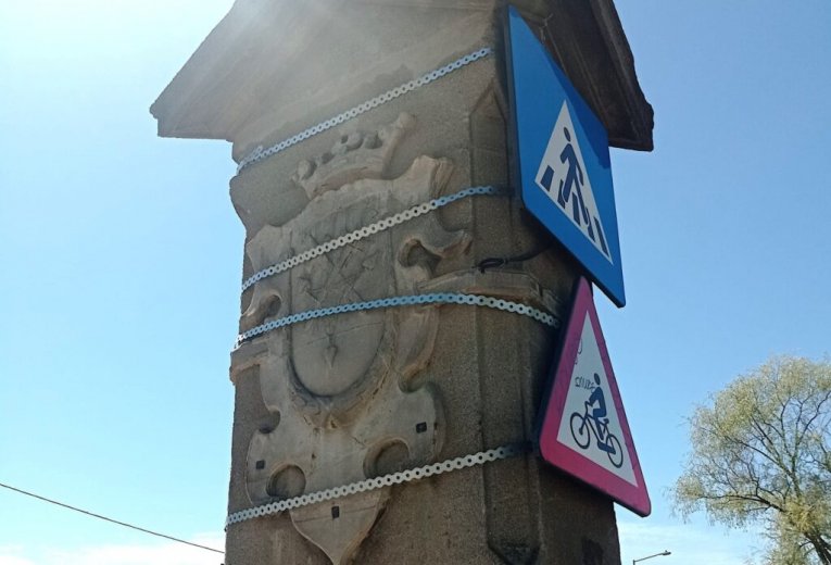 Szakszerűtlenül felszerelt közlekedési táblákkal csúfítottak el egy műemléket az egyik erdélyi városban