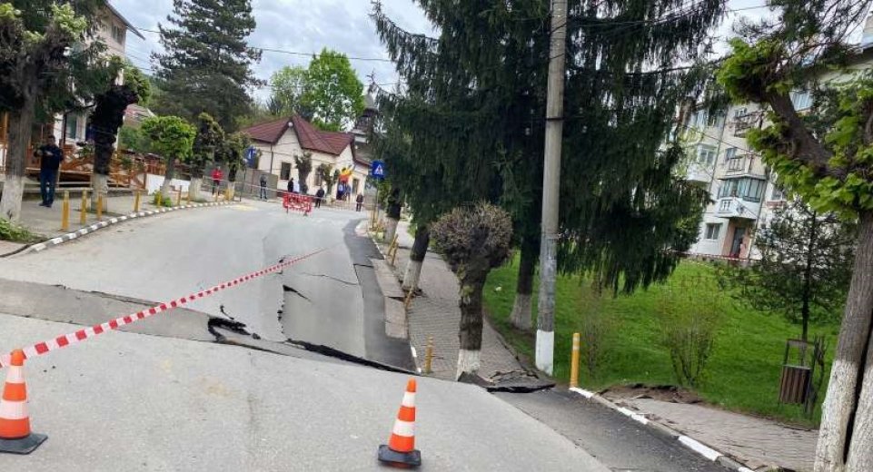 Jókora kráter keletkezett egy Prahova megyei településen, elrendelték a környékbeli épületek kiürítését