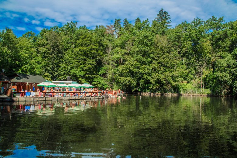 Már fürödhetünk a Mogyorósi-tóban Szovátán, Borfeszttel ünneplik a Medve-tó szülinapját
