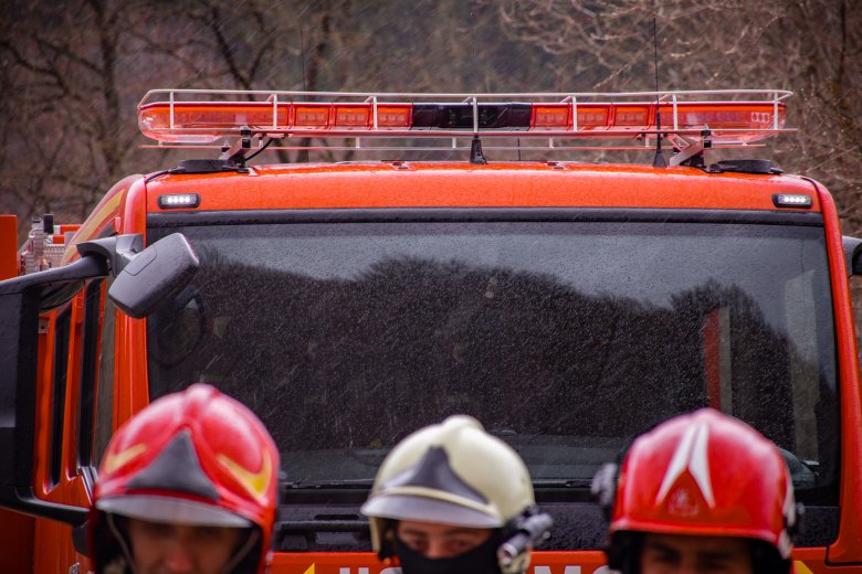 Egyszer csak füstölni kezdett, majd lángokba borult töltés után egy Dacia Spring (videóval)